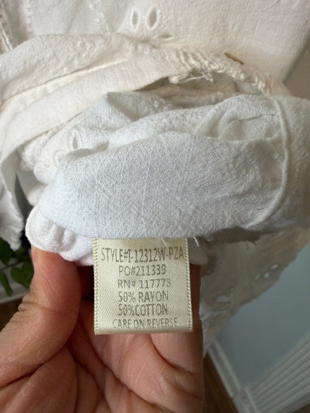 White Embroidered V-Neck Button Front Top Size M - Picture 12 of 13